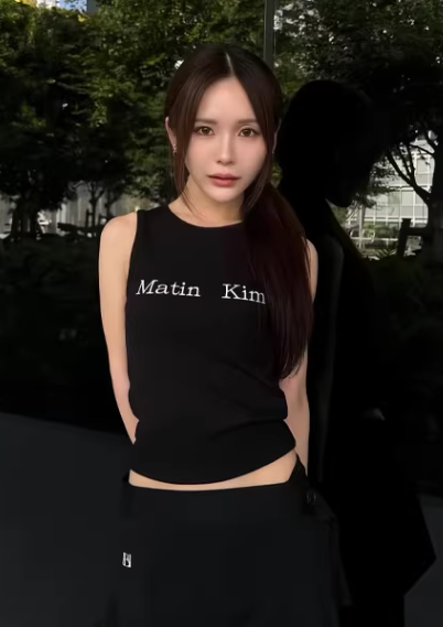 マーティンキム MATIN LOGO SLEEVELESS CROP TOP MATIN KIM ノースリーブ トップ LOGO SLEEVELESS CROP TOP｜MIRISE