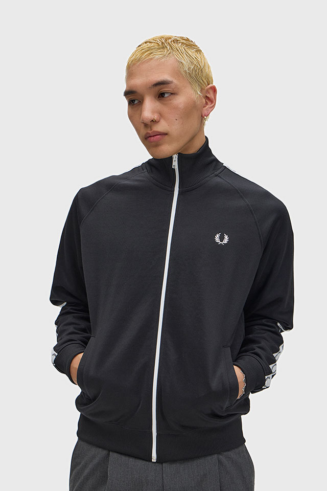 フレッドペリー FRED PERRY メンズ テープド トラックジャケット [J4620-198 FW23] TAPED TRACK JACKET トップス ジャージ上 ブルゾン トラックトップ BLACK 黒 ブラック系