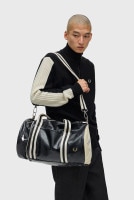 フレッドペリー FRED PERRY クラシック バレルバッグ [L7255-D57 SS24] CLASSIC BARREL BAG メンズ・レディース 鞄 ボストンバッグ BLACK/ECRU|F