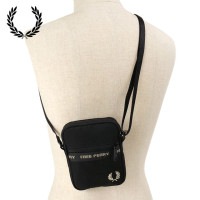 フレッドペリー FRED PERRY フレッドペリーテープド サイドバッグ [L7299-V67 SS24] FP TAPED SIDE BAG メンズ・レディース 鞄 ショルダーバッグ BLACK/