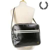 フレッドペリー FRED PERRY クラシックショルダーバッグ [L8257-D57 FW24] 14.5L CLASSIC SHOULDER BAG メンズ・レディース 鞄 TPU BLACK/E