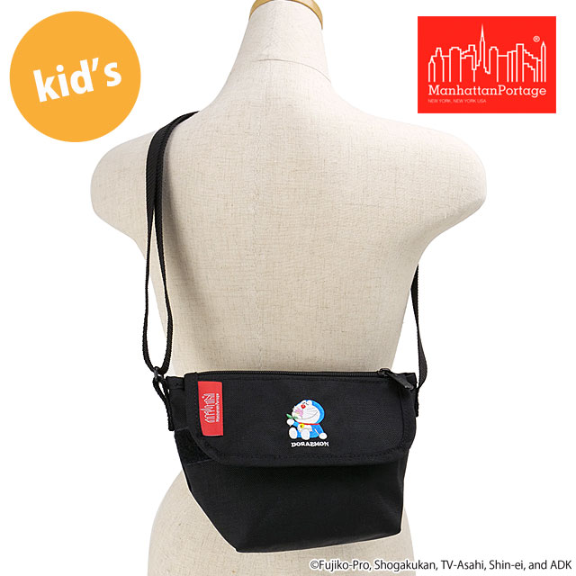 マンハッタンポーテージ Manhattan Portage メッセンジャーバッグXXXS フラップジッパーポケット ドラえもん [MP1602FZPDORA25 SS25] MESSENGER BAG（XXXS）FLAP ZIPPER POCKET DORAEMON 25 キッズ・メンズ・レディース 鞄 ショルダーバッグ Black 正規取扱店