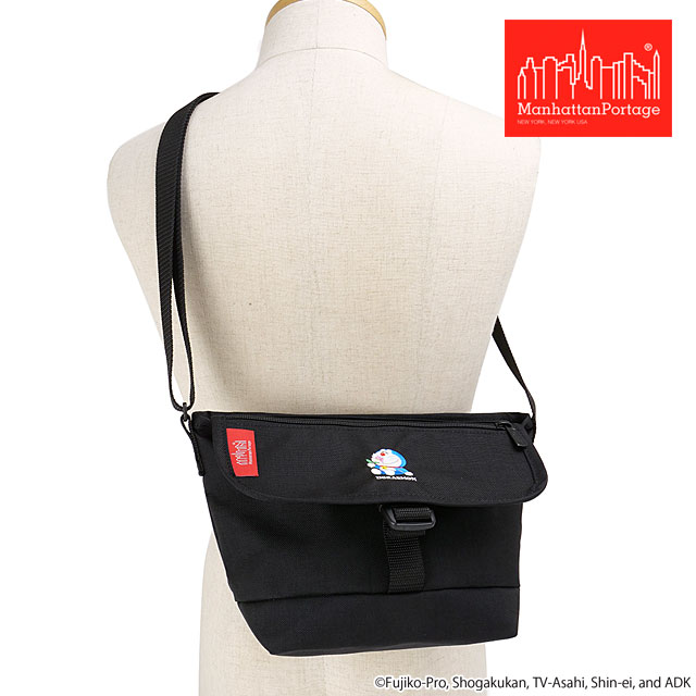 マンハッタンポーテージ Manhattan Portage メッセンジャーバッグXXS フラップジッパーポケット ドラえもん [MP1603FZPDORA25 SS25] MESSENGER BAG（XXS）FLAP ZIPPER POCKET DORAEMON 25 メンズ・レディース 鞄 ショルダーバッグ Black 正規取扱店