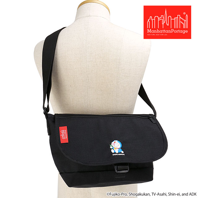 マンハッタンポーテージ Manhattan Portage ナイロンメッセンジャーバッグSM フラップジッパーポケット ドラえもん [MP1605JRFZPDORA25 SS25] NYLON MESSENGER BAG（SM）FLAP ZIPPER POCKET DORAEMON 25 メンズ・レディース 鞄 ショルダーバッグ Black 正規取扱店