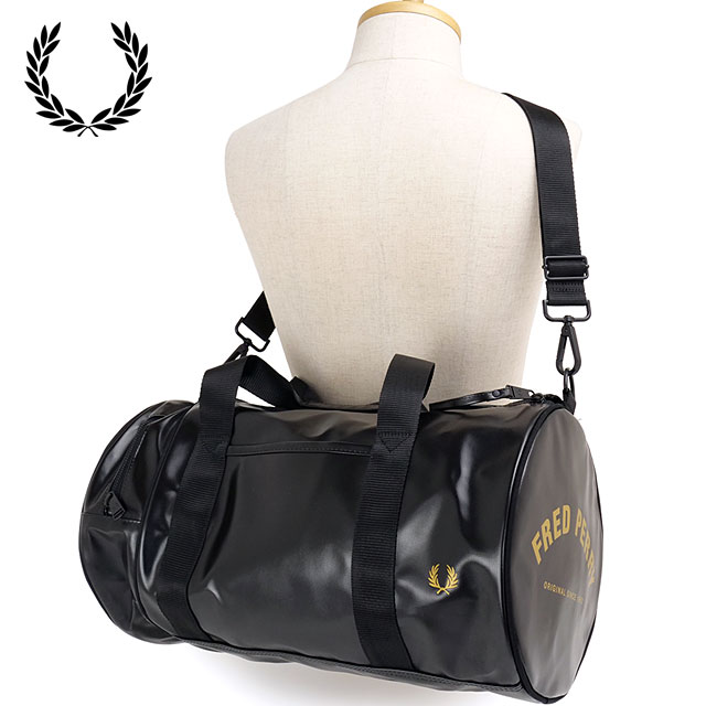 フレッドペリー FRED PERRY トーナル クラシック バレルバッグ [L7260-774 SS25Q2] TONAL CLASSIC BARREL BAG メンズ・レディース 鞄 ボストンバッグ BLACK/GOLD 正規取扱店