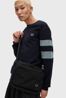 フレッドペリー FRED PERRY ナイロンバッジ クロスボディバッグ [L1193-102 FW25] 7.5L NYLON BADGE CROSSBODY BAG メンズ・レディース 鞄 ボディ