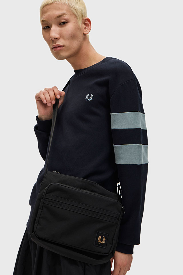 フレッドペリー FRED PERRY ナイロンバッジ クロスボディバッグ [L1193