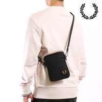 フレッドペリー FRED PERRY ナイロンバッジ スモールサイドバッグ [L1194-102 FW25] 1L NYLON BADGE SMALL SIDE BAG メンズ・レディース 鞄 ショル