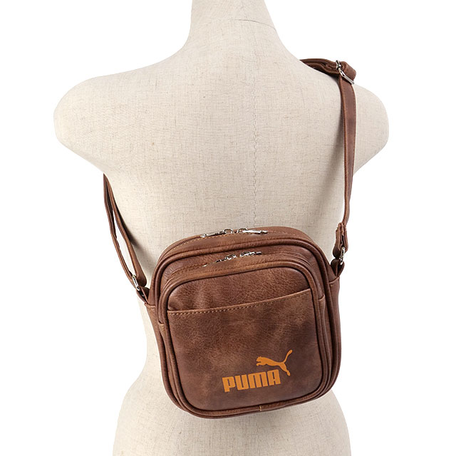 プーマ PUMA 2L PUスクエアショルダー [J20324 SS24] メンズ・レディース 鞄 ショルダーバッグ ワンショルダー BROWN 正規取扱店