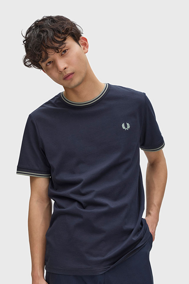 フレッドペリー FRED PERRY メンズ ツインティップド Tシャツ [M1588V-T73 SS26] TWIN TIPPED T-SHIRT 半袖 クルーネック ネイビー NAVY/SEAGRASS 【メール便配送】