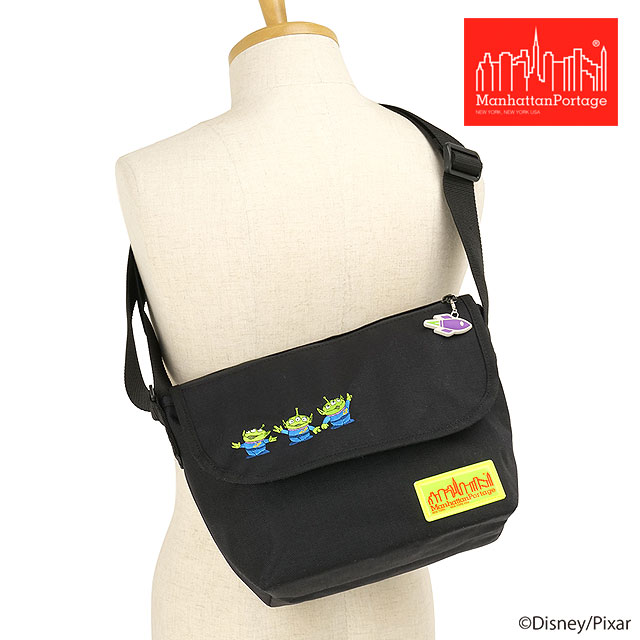 マンハッタンポーテージ Manhattan Portage ナイロンメッセンジャーバッグ トイ･ストーリー エイリアン [MP1605JRFZPMGNTTOYALN SS26] NYLON MESSENGER BAG (SM) | TOY STORY ALIENS ユニセックスショルダーバッグ 黒 Black