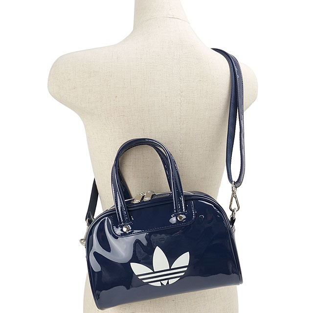 アディダス オリジナルス adidas Originals アディカラー ミニ ボウリング バッグ [MBH67/KU8056 FW26] ADICOLOR MINI BOWLING BAG メンズ・レディースバッグ ハンドバッグ ミニバッグ レトロ 通勤 通学 おしゃれ ネイビー ナイトインディゴ