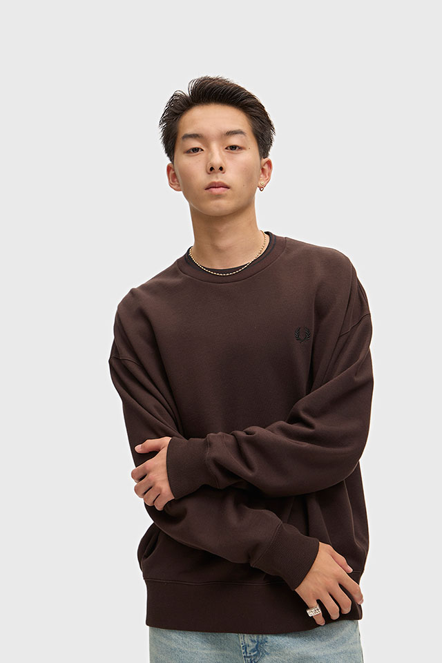 フレッドペリー FRED PERRY メンズ オーバーサイズ ティップド スウェットシャツ [M3497-33C FW26] OVERSIZED TIPPED SWEATSHIRT 裏毛 ヘビーウェイト おしゃれ カジュアル 茶 RICH-BROWN