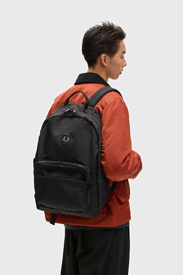フレッドペリー FRED PERRY クリンクル ナイロンバックパック [L3339-102 FW26] 27L CRINKLE NYLON BACKPACK メンズ・レディースバッグ バックパック 通勤通学 タウンユース 黒 BLACK