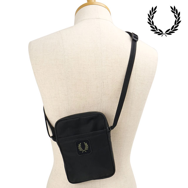 フレッドペリー FRED PERRY クリンクル ナイロンスモールサイド [L3341-102 FW26] CRINKLE NYLON SMALL SIDE メンズ・レディースミニショルダーバッグ 軽量 斜め掛け 黒 BLACK