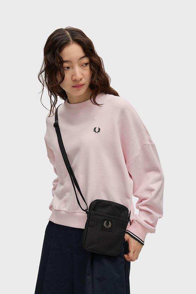 フレッドペリー FRED PERRY クリンクル ナイロンスモールサイド [L3341-102 FW26] CRINKLE NYLON SMALL SIDE メンズ・レディースミニショルダーバッグ 軽量 斜め掛け 黒 BLACK