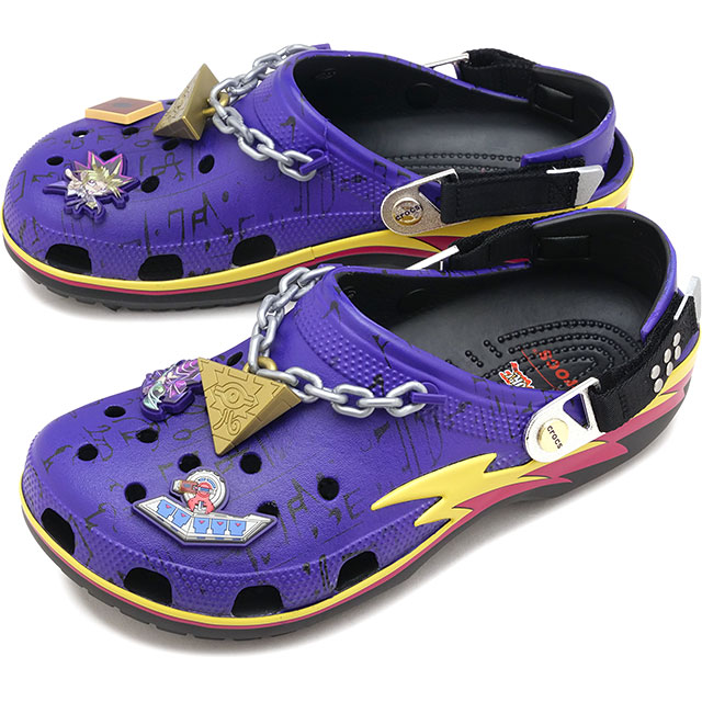 クロックス crocs サンダル メンズ 遊戯王 闇遊戯 クラシッククロッグ [213589-90H FW26] Yu-Gi-Oh! Yami Yugi Classic Clog軽量 スライドサンダル コラボ ネイビー Multi