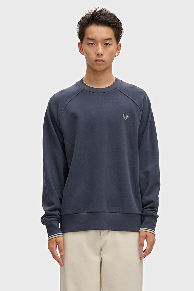 フレッドペリー FRED PERRY メンズ ティップド クルーネックスウェットシャツ [M3495-738 FW26] TIPPED CREWNECK SWEATSHIRT トレーナー 裏毛 コットン 長袖 ティップライン リラックスフィット ネイビー DARK-AIRFORCE