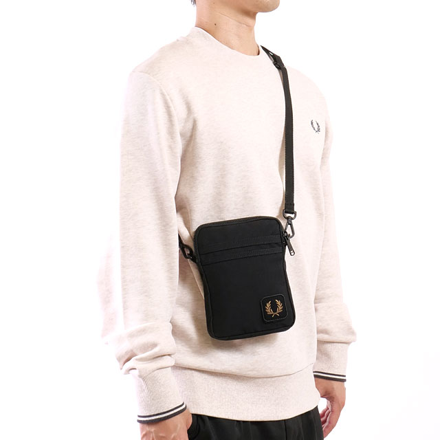 フレッドペリー FRED PERRY ナイロンバッジ スモールサイドバッグ