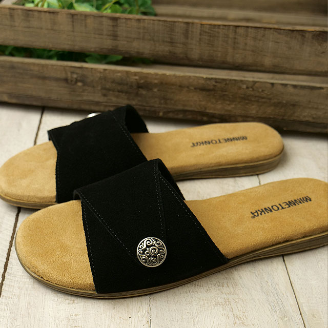 MINNETONKA ブラック　スエード　タッセルフラットサンダル MINNETONKA ブラック スエード タッセルフラットサンダル - メルカリ