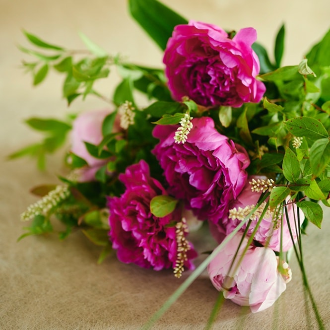 シャクヤクと季節のグリーンの花束