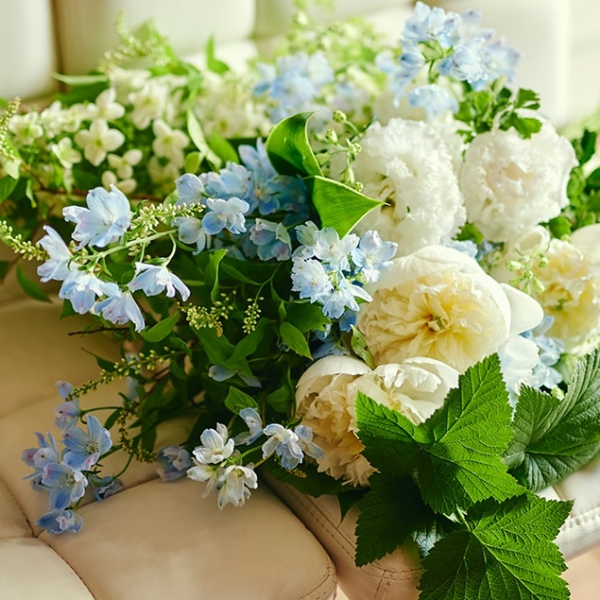 青、白、グリーンの花束