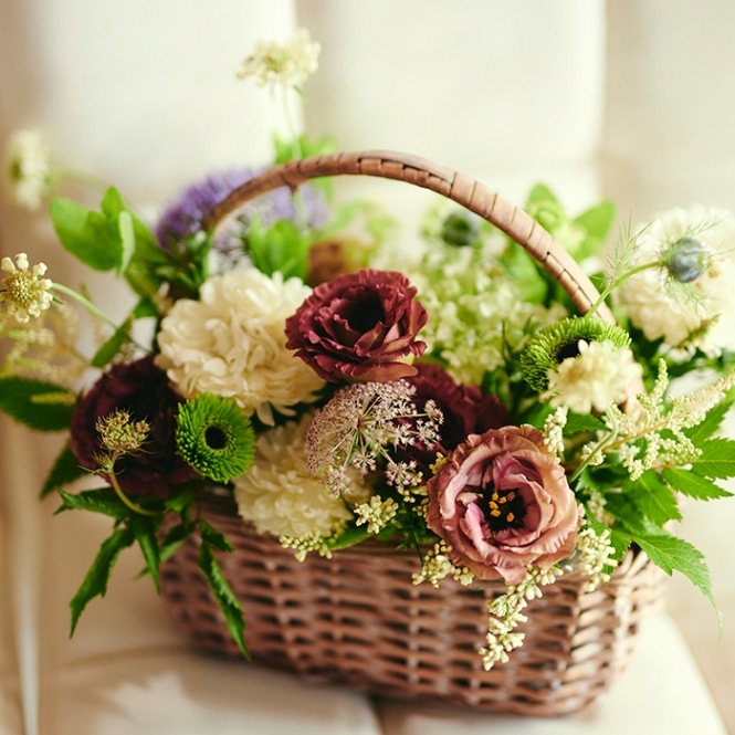 バスケットとスモーキーカラーのアレンジメント