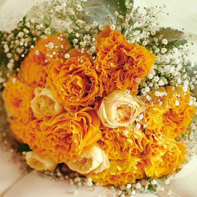 オレンジのバラとかすみ草のブーケ