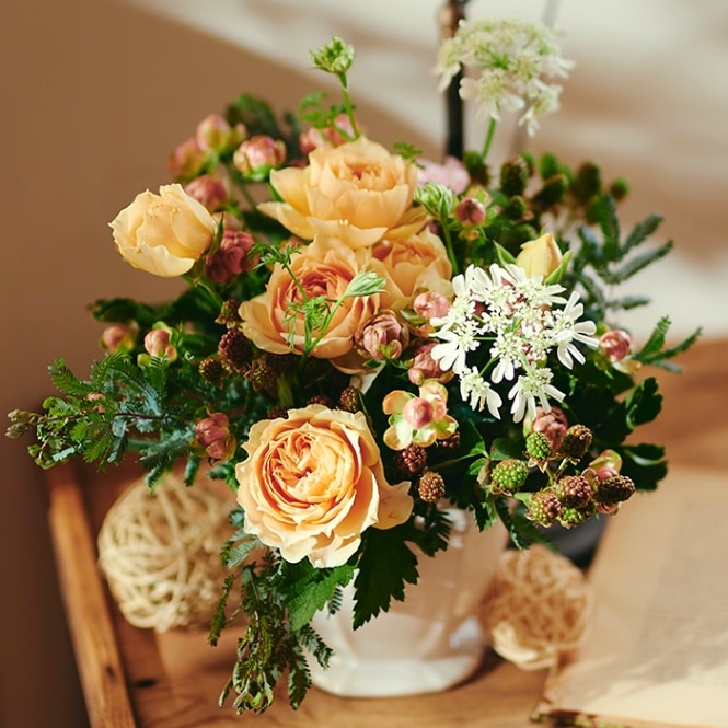 アースカラーと白い器のアレンジメント