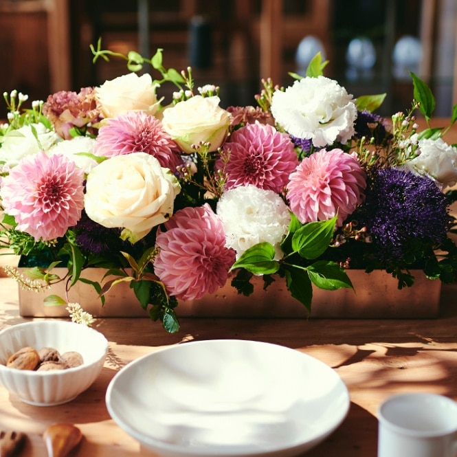 ダリアとメタリックベースの華やかなアレンジメント