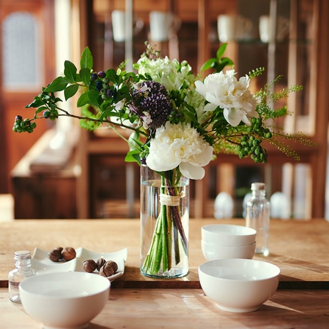 白い花と季節のグリーンの花束