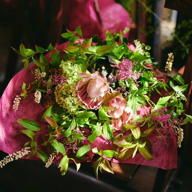 プロテアと季節のグリーンの花束
