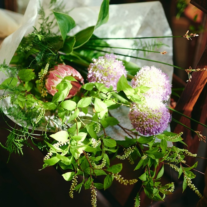 季節の花とグリーン、リニアスタイルの花束