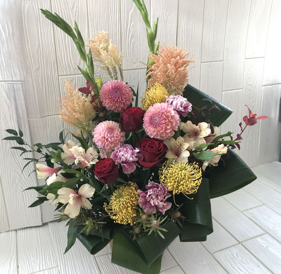 赤いバラを入れたミックスカラーのアレンジメント