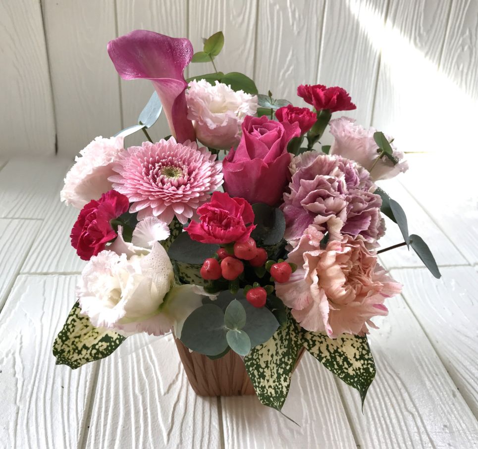 明るいピンク系のアレンジメント　