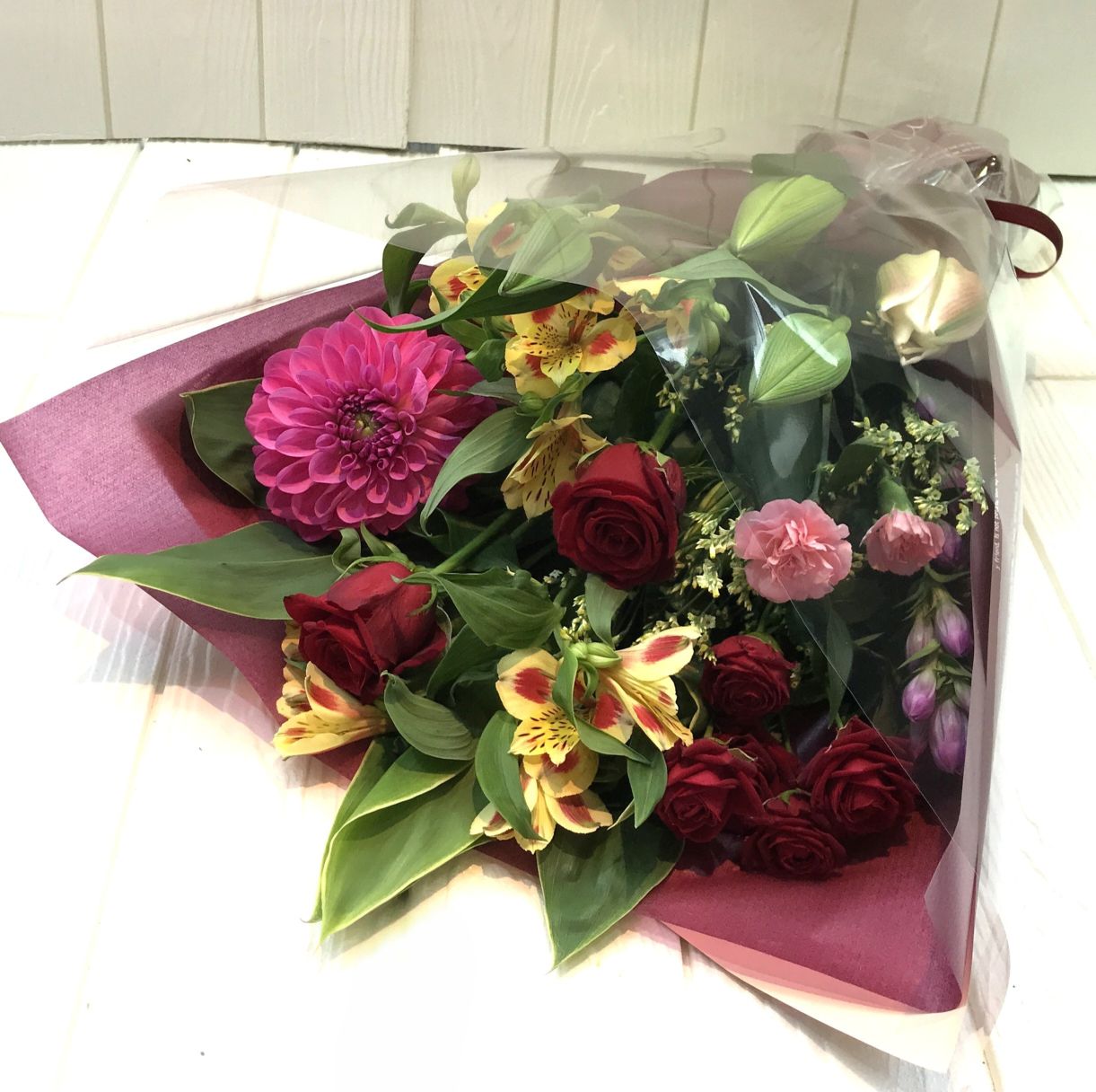 バラとダリヤの華やかな花束　