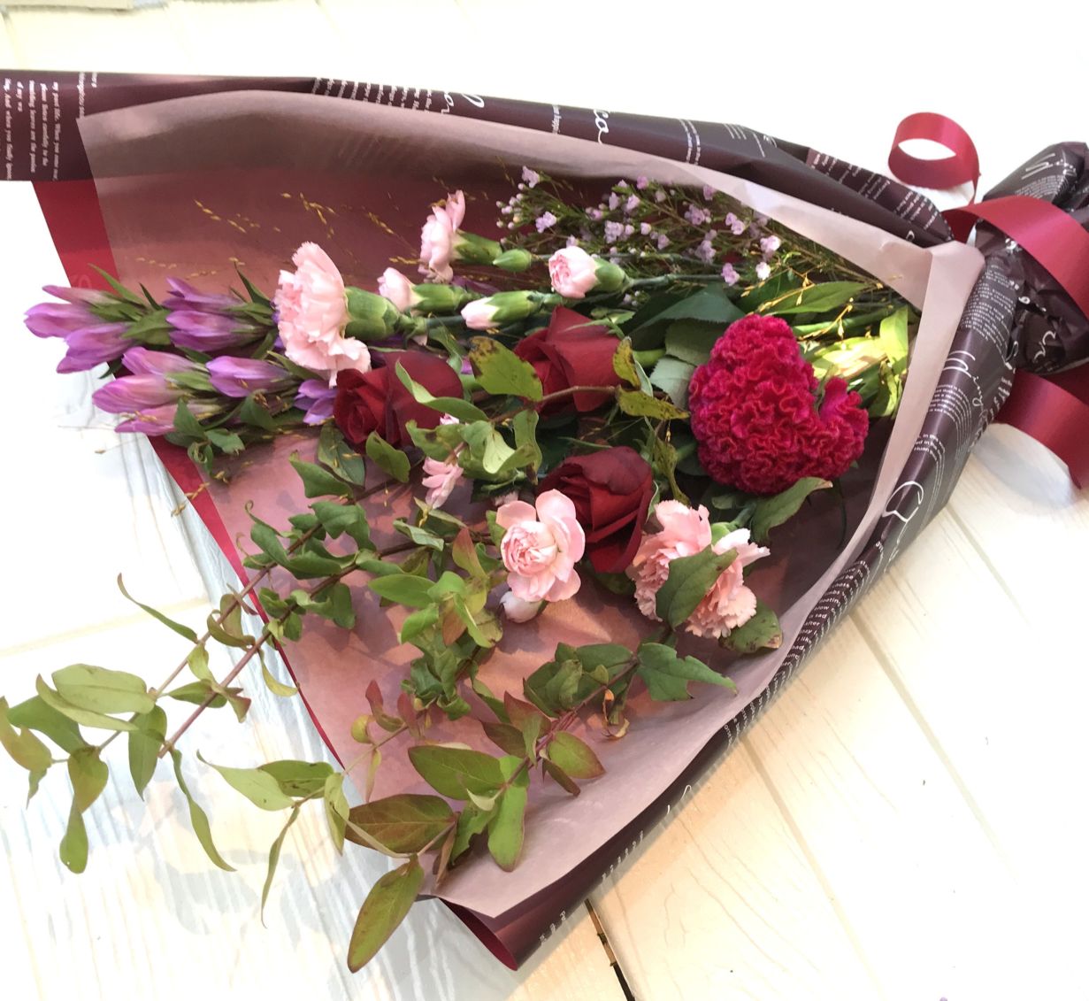 赤いバラを入れた花束　