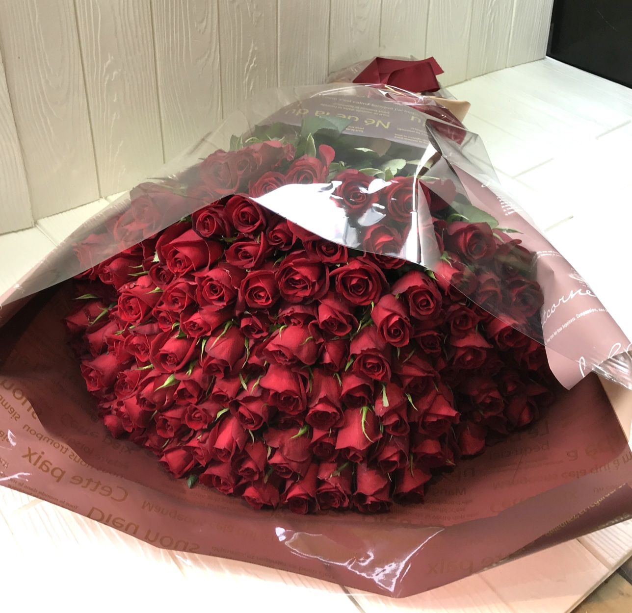 108本の赤いバラの花束　