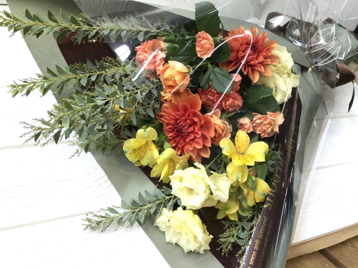 グリーンが入った黄色とオレンジの花束