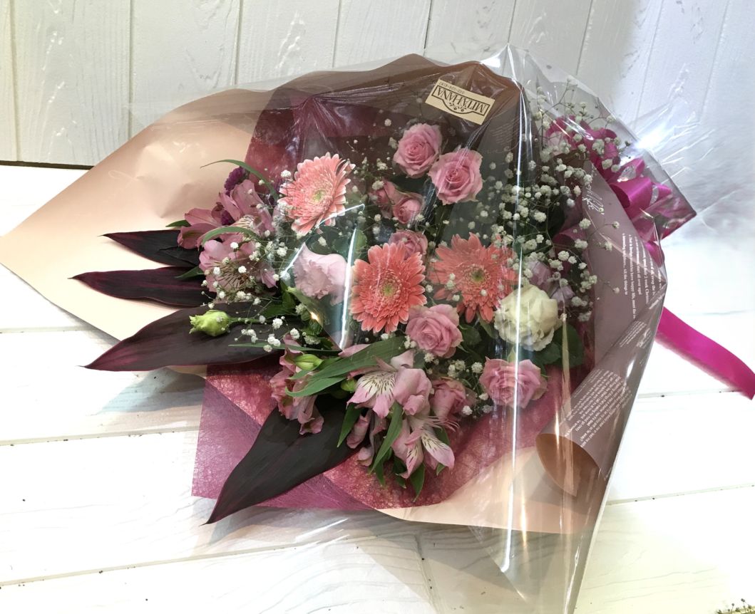 ピンクの花とかすみ草の花束　