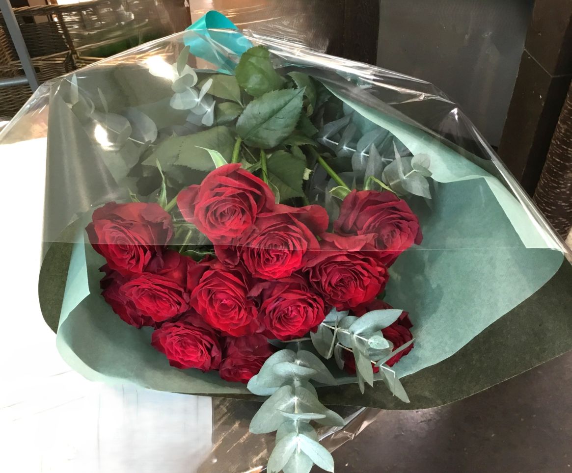 赤バラとグリーンの花束　