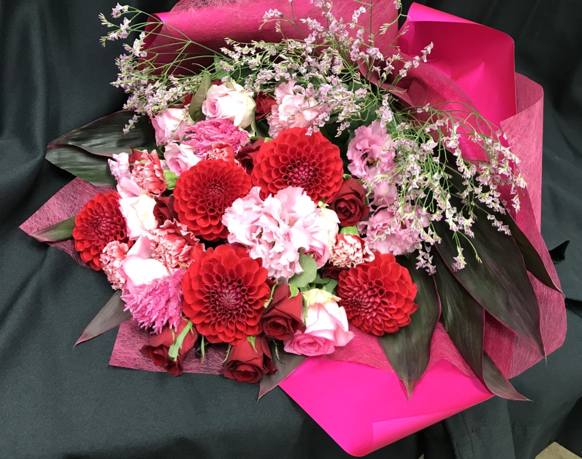 ピンクと赤の豪華な花束　
