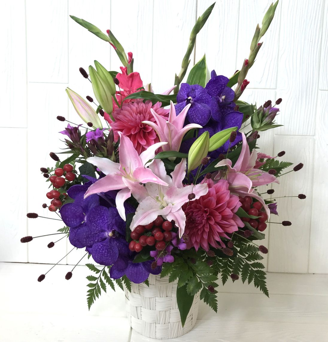 ピンクと寒色系の華やかなアレンジメント　