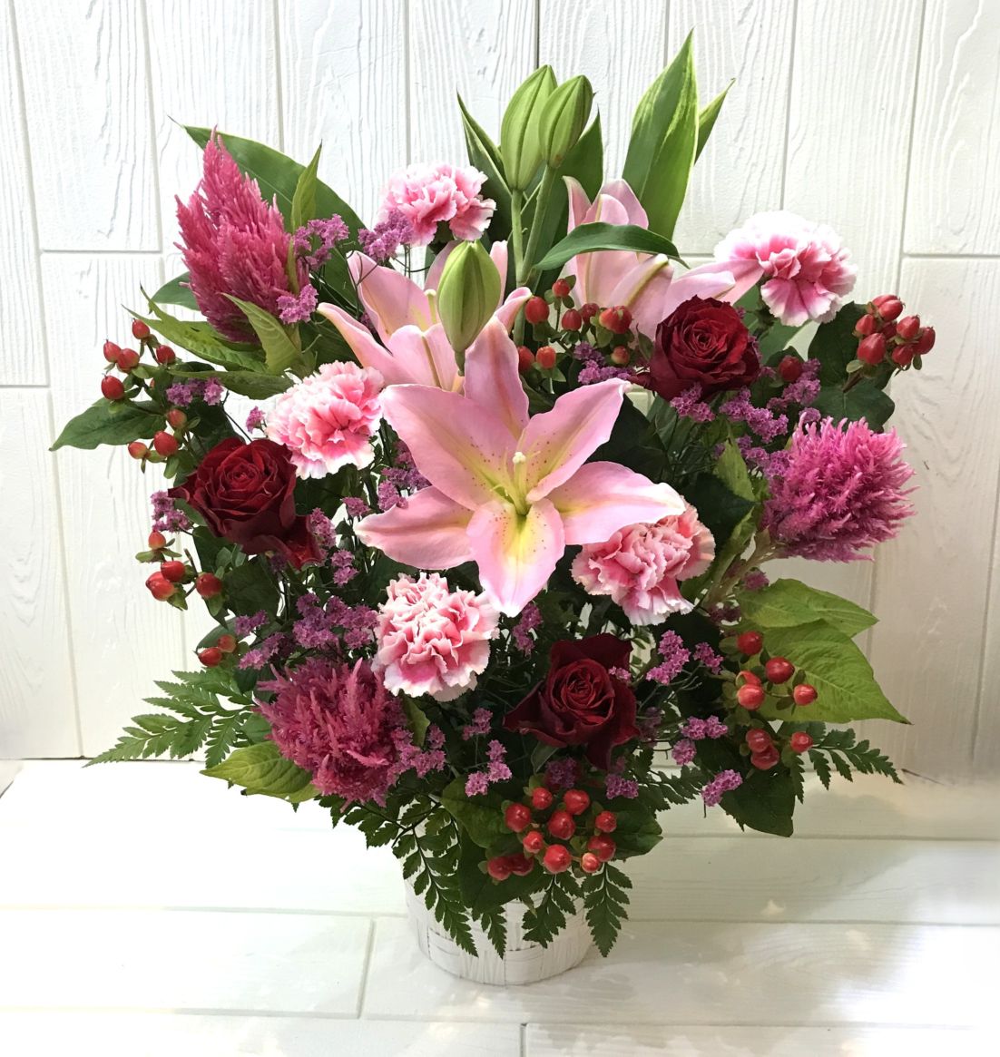 ピンクと赤の華やかなアレンジメント　