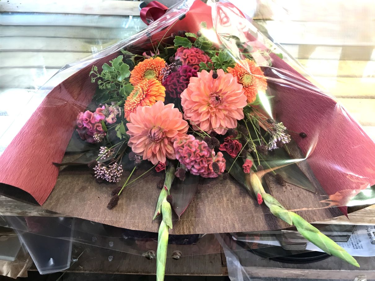 暖色系の花束　