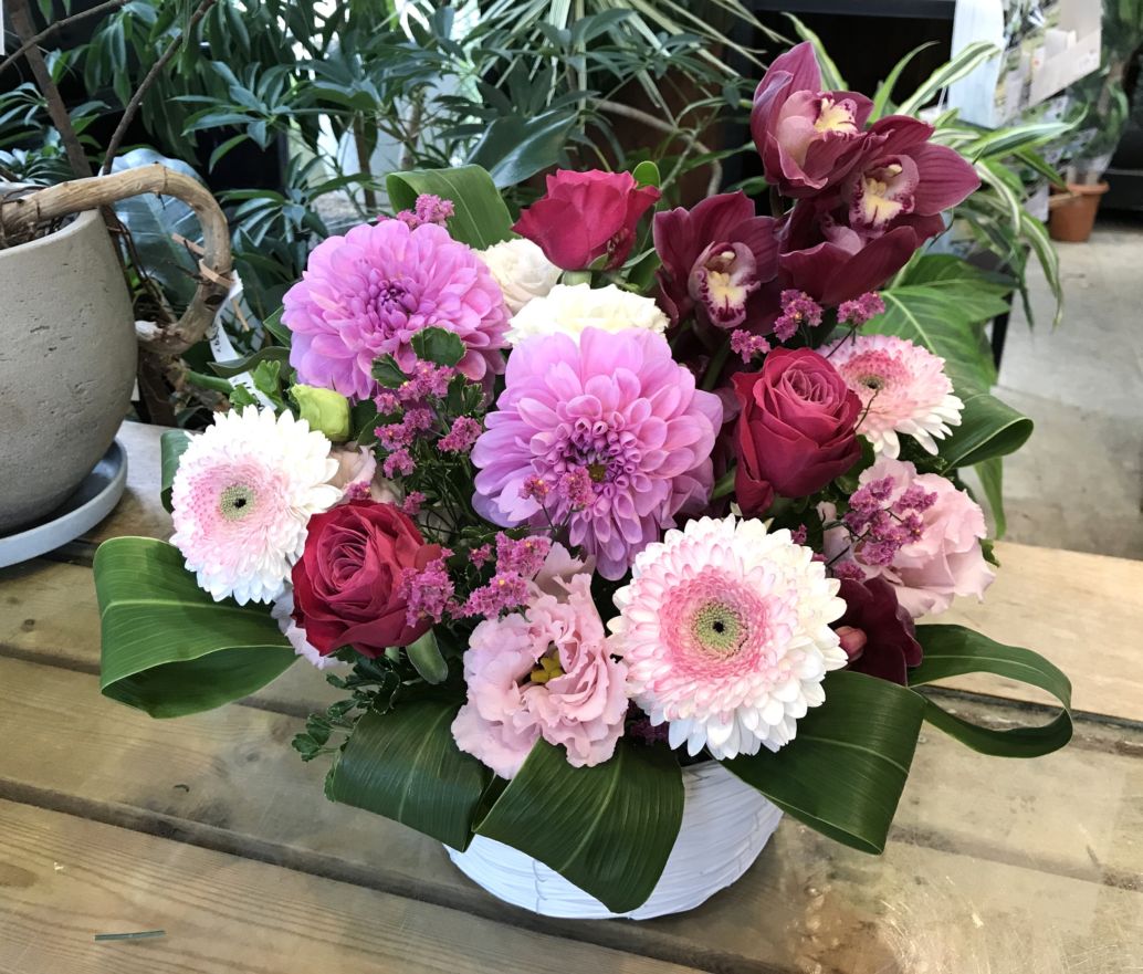 ピンク系の明るいアレンジメント　　