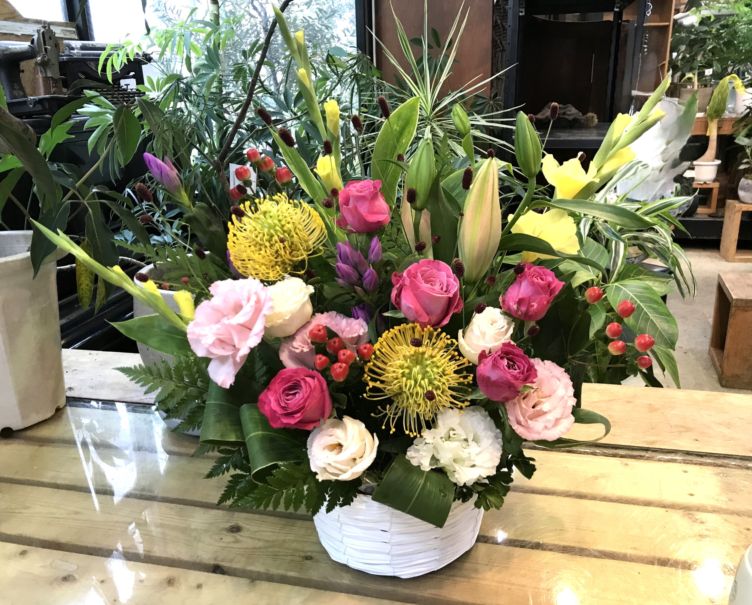 ピンクのバラと明るいカラーのアレンジメント　