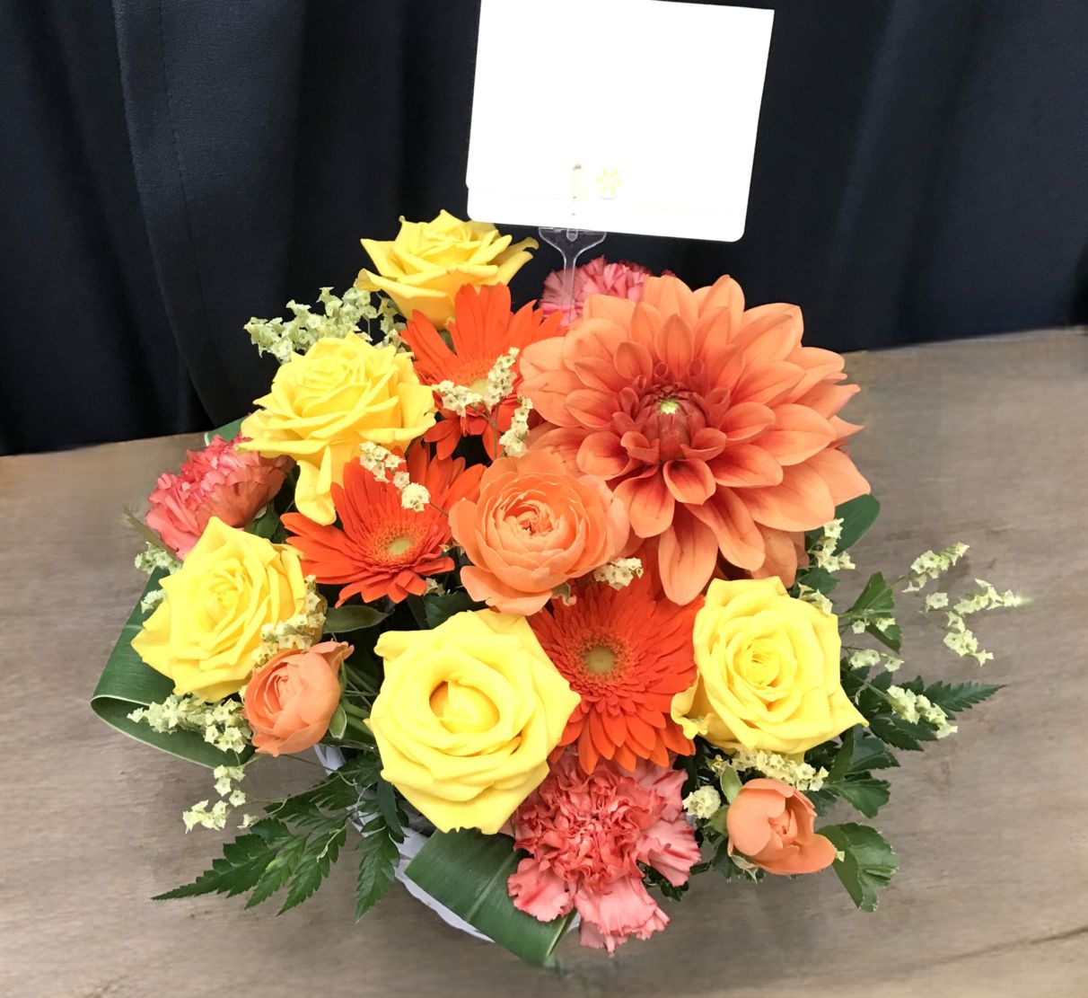 黄色とオレンジのアレンジメント　