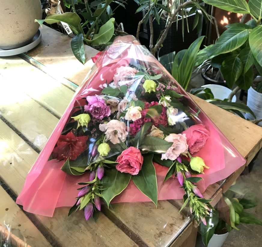 ピンク系の明るい花束　