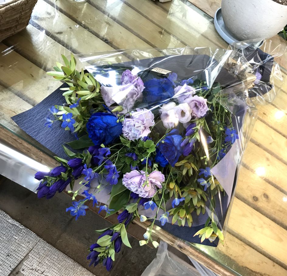 ブルーや紫など寒色系の花束